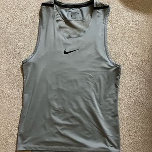 Nike pro aeroadapt tank top